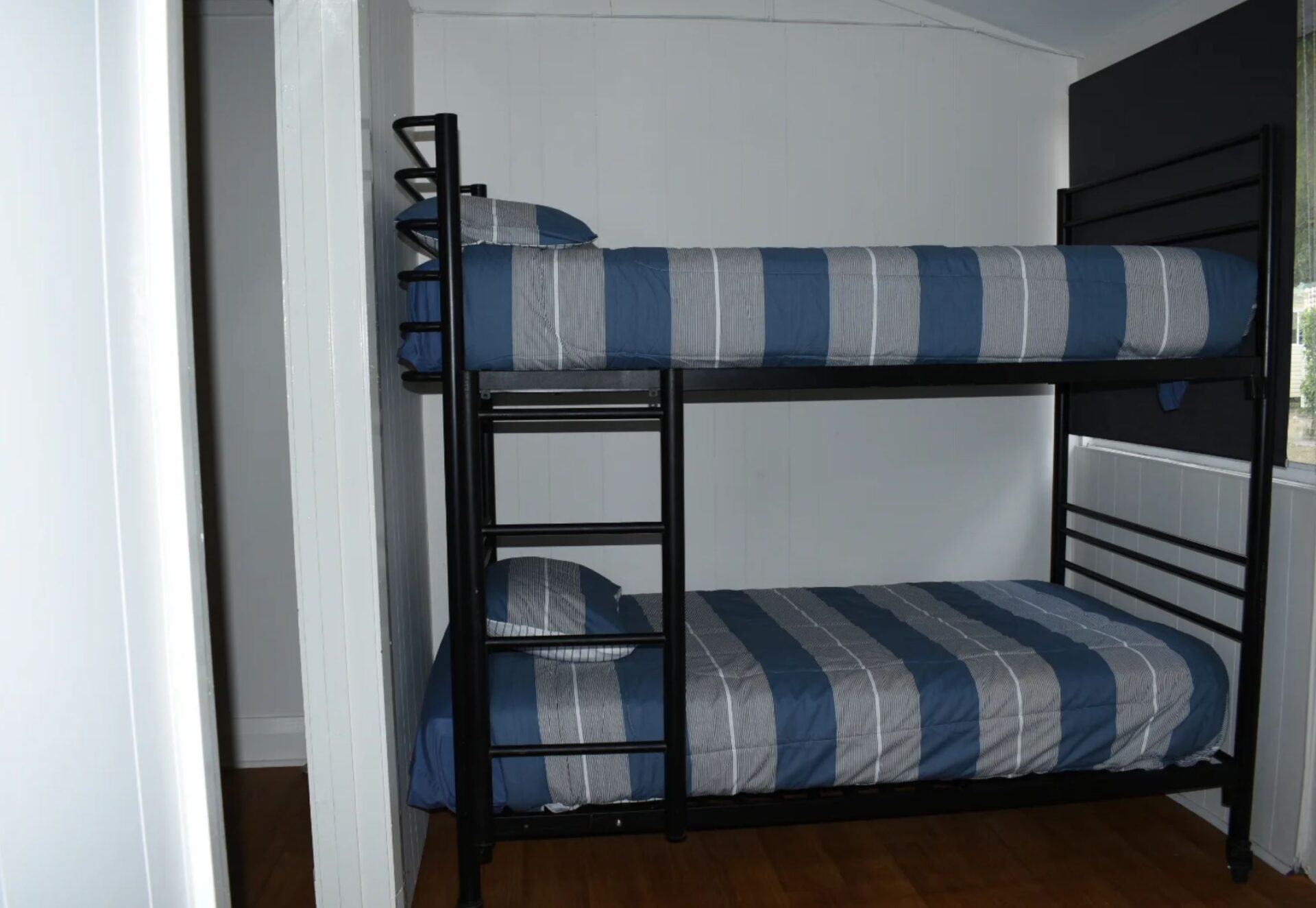 Australind-Tourist-Park-2-bedroom-Cottage-with-Bunks-1920x1324.jpg
