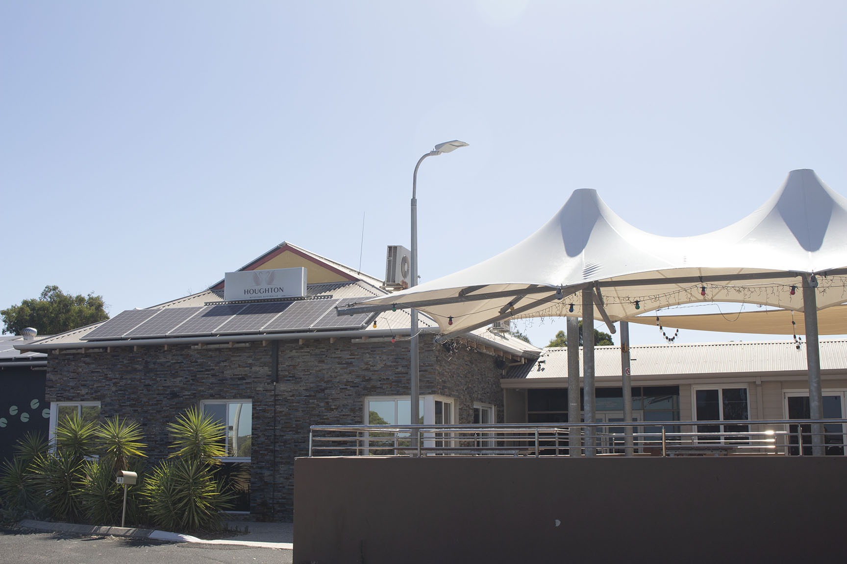 External image of the front of the Australind tavern