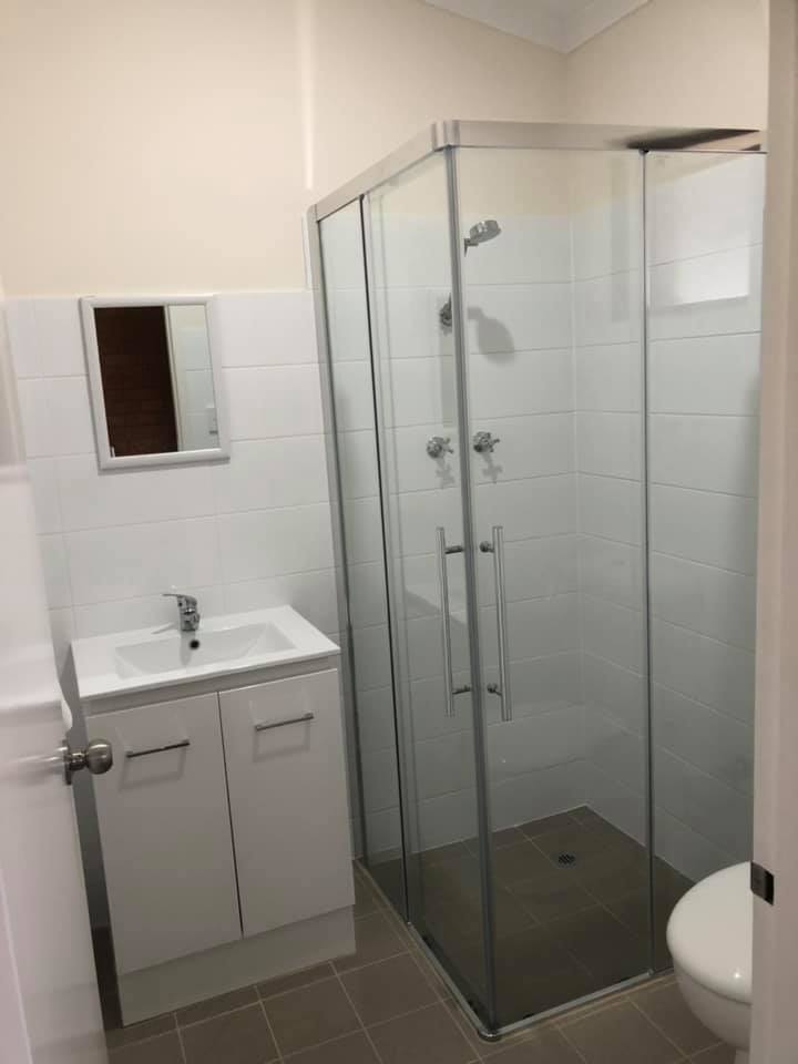 Motel-Room-Bathroom-3.jpg