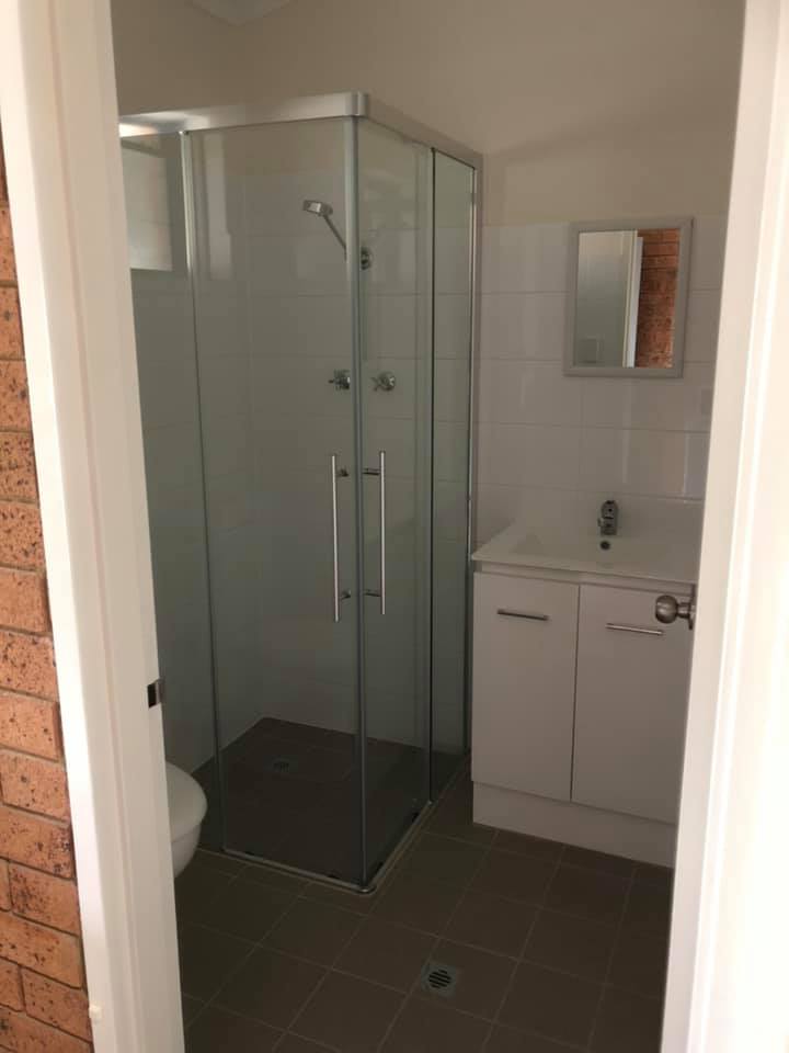 Motel-Room-Bathroom.jpg