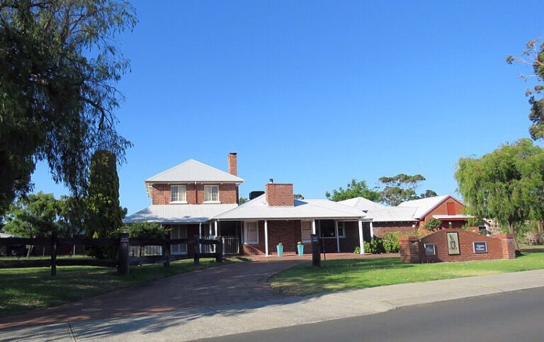 Upton_House,_Australind,_January_2021_01 Credit Calistemon