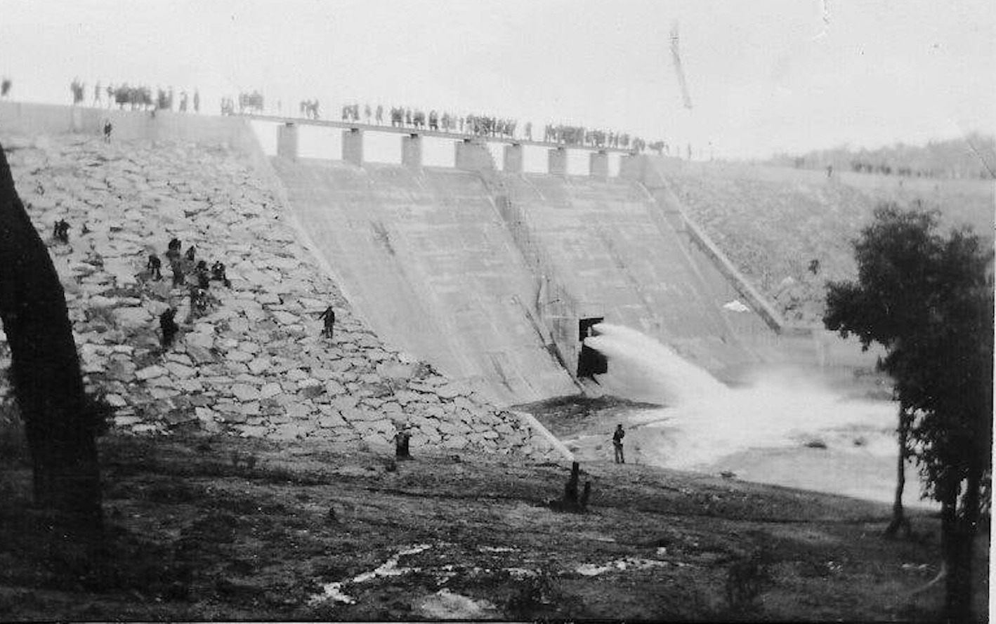 Harvey-Hike-1939-showing-the-weir-with-a-raised-wall-Crefit-Nathan-King.jpg