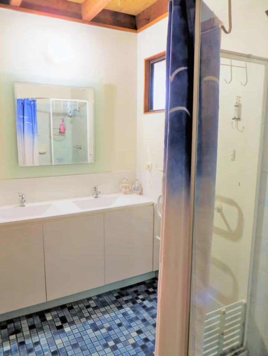 Binningup-Beach-Shack-Bathroom.jpg