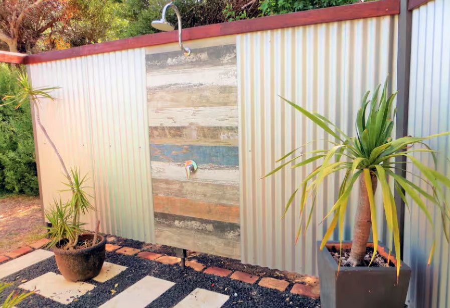 Binningup-Beach-Shack-Outdoor-shower.jpg