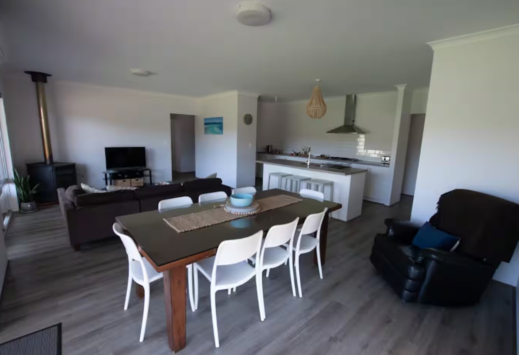 Lakeside-Holiday-Home-Myalup-Living-3.jpg