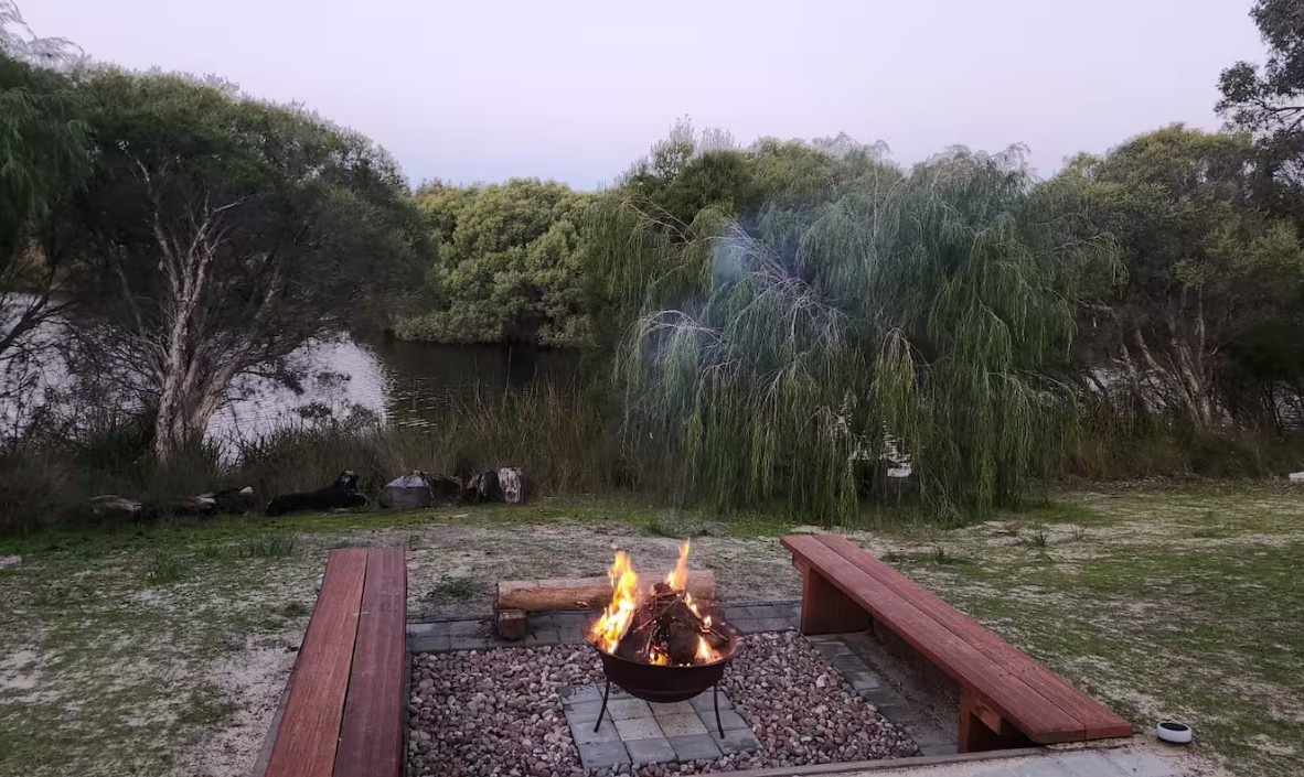 Lakeside-Holiday-Home-Myalup-New-Fi4re-Pit.jpg