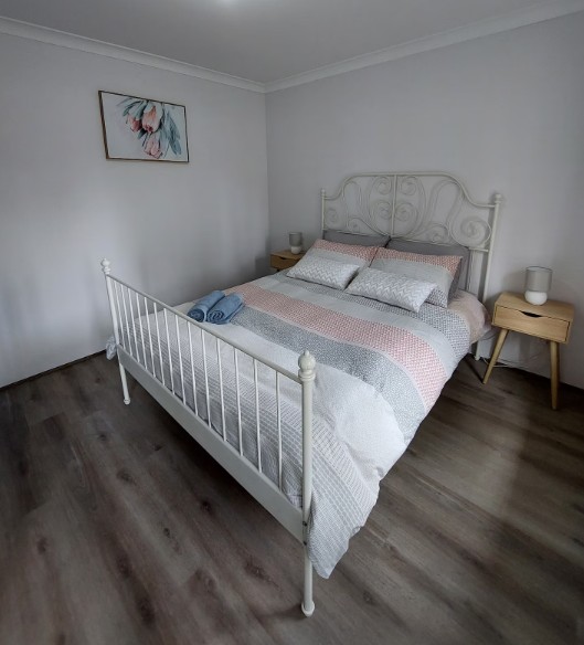 Lakeside-Holiday-Home-Myalup-Queen-Bedroom-2.jpg