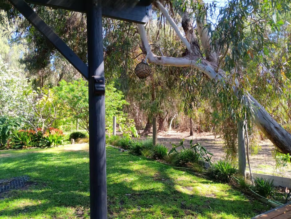 Myalup-Cosy-Country-Cottage-Garden-2.jpg