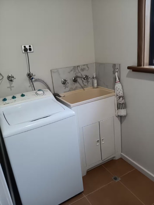 Myalup-Cosy-Country-Cottage-Laundry.jpg