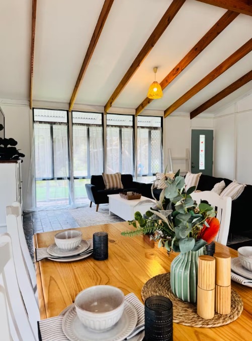 Coastal-Haven-Cottage-dining.jpg