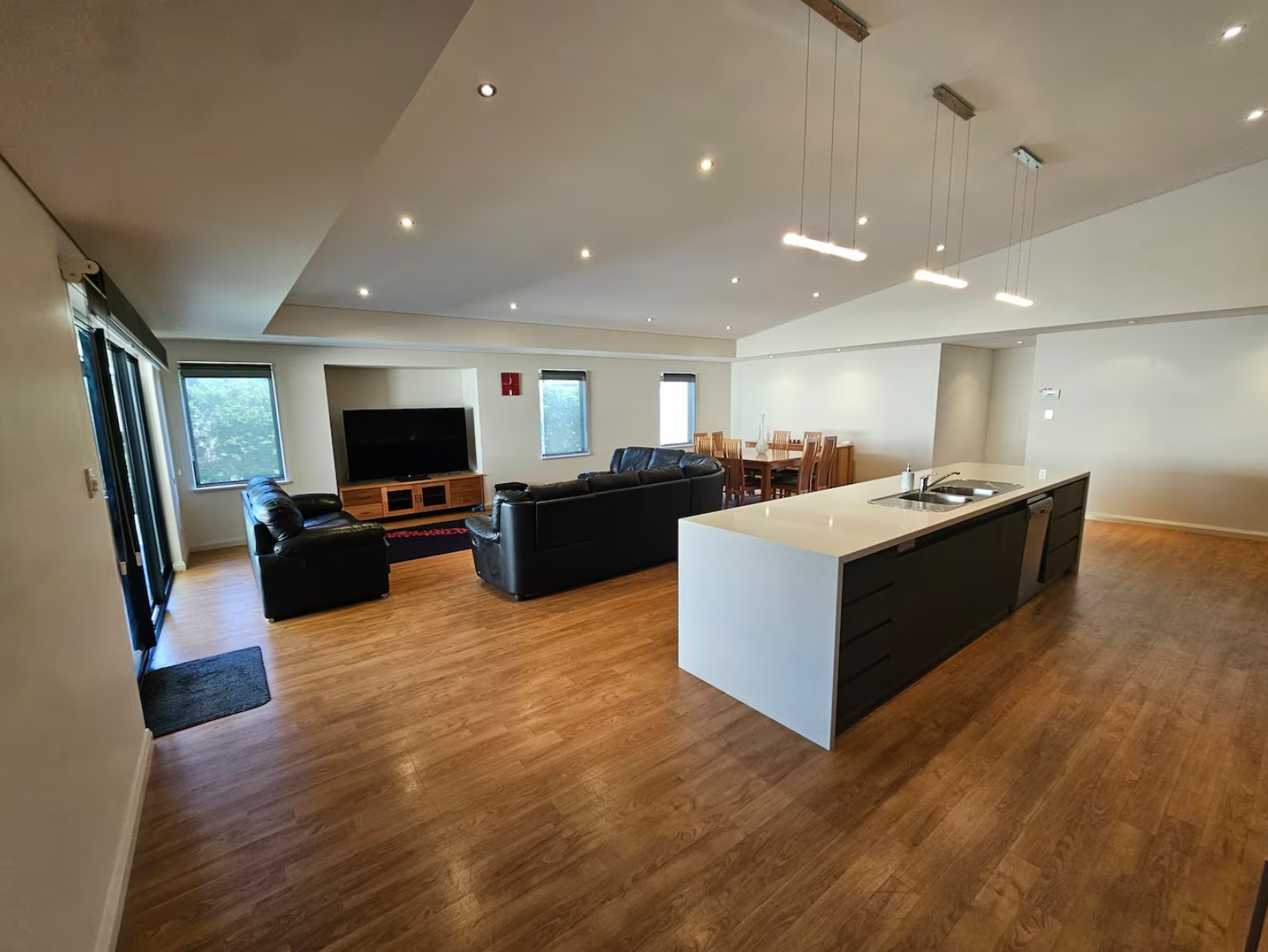 Montan-Holiday-House-Living-and-Kitchen.jpg