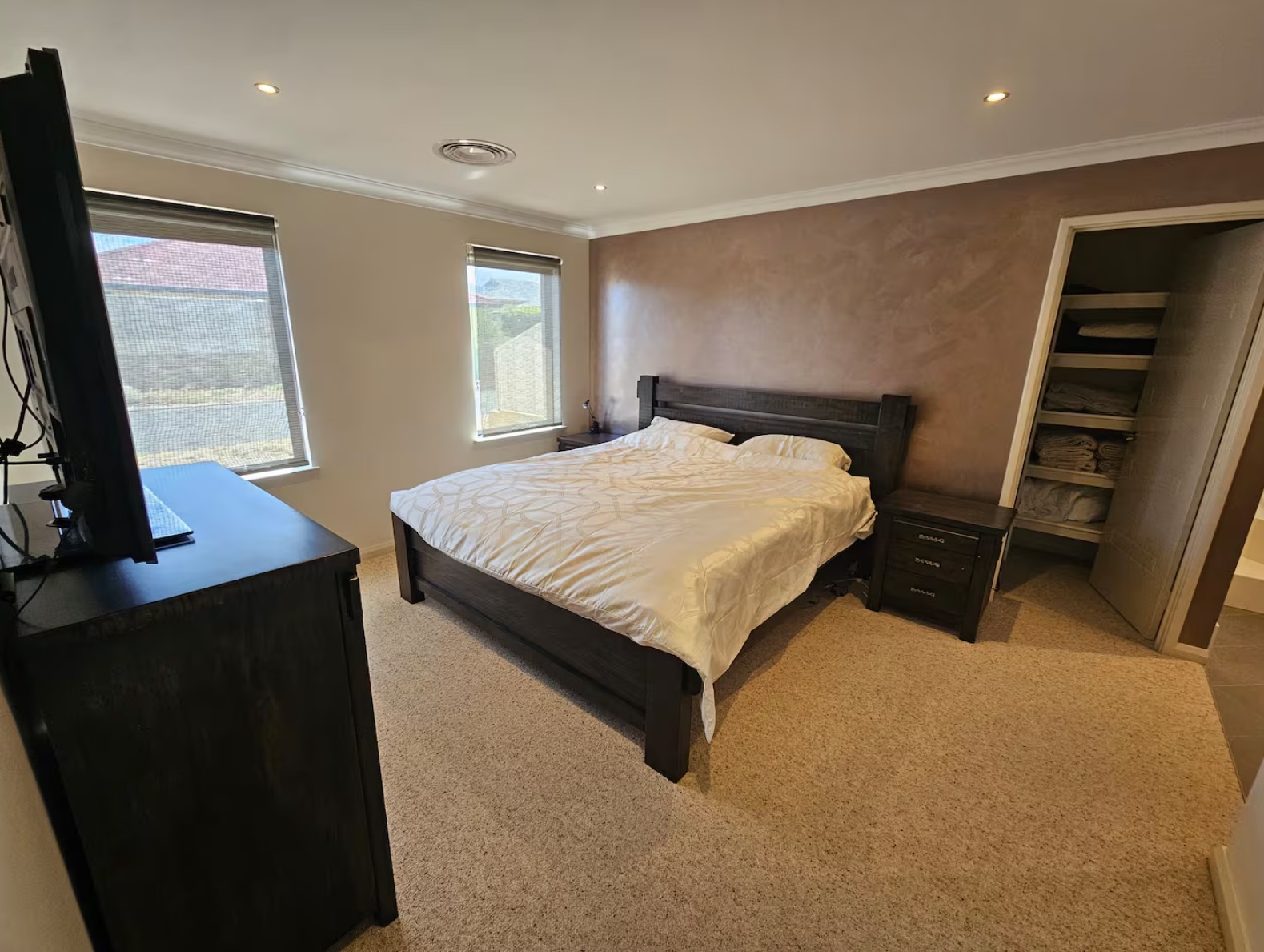 Montan-Holiday-House-Master-Bedroom.jpg